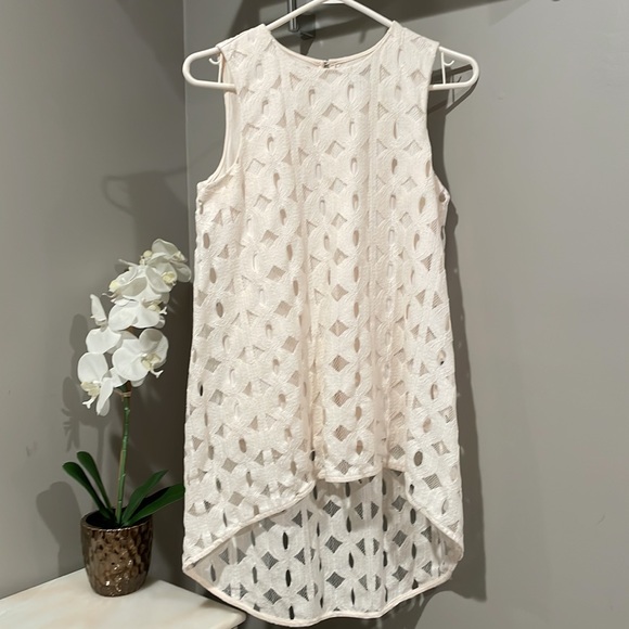 Vince Camuto - HIGH / LOW MODERN LACE TOP - Picture 2 of 6